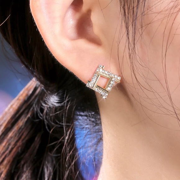 ✨SOLD OUT✨Stunning 18K Gold Square Studs✨ - Picture 2 of 8